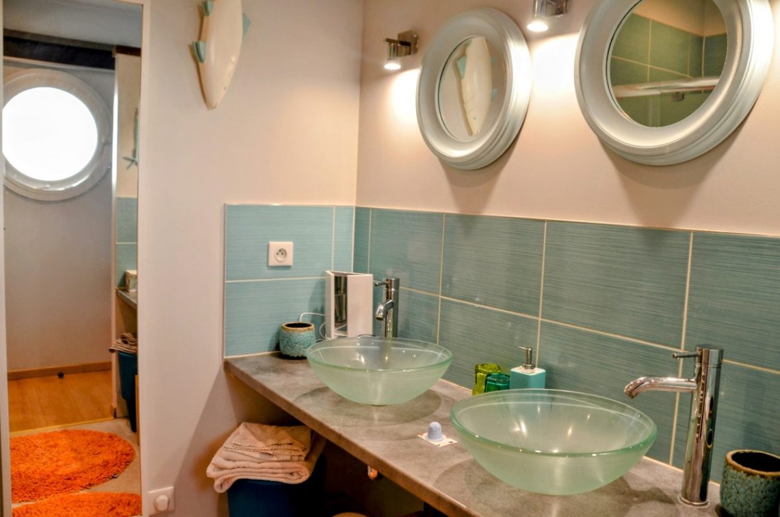 Salle de bains de la chambre d'hôtes le Homard se Marre, avec double vasques et douche