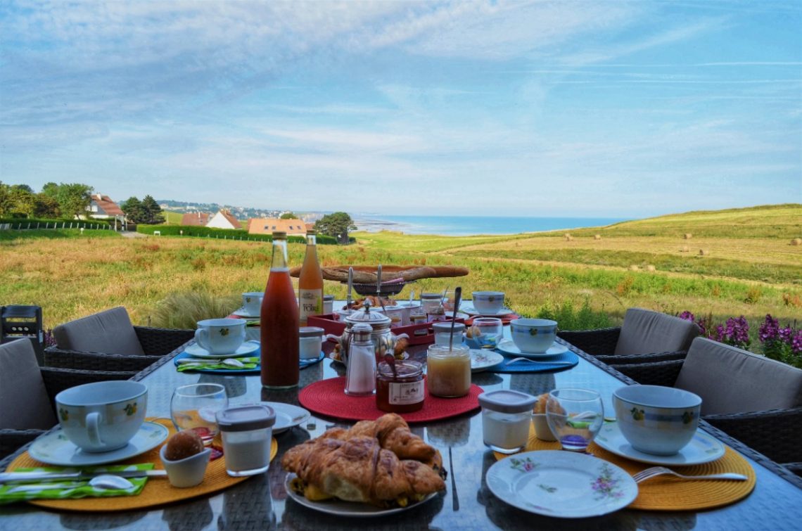 table du petit déjeuner, dressée sur la terrasse vue sur mer