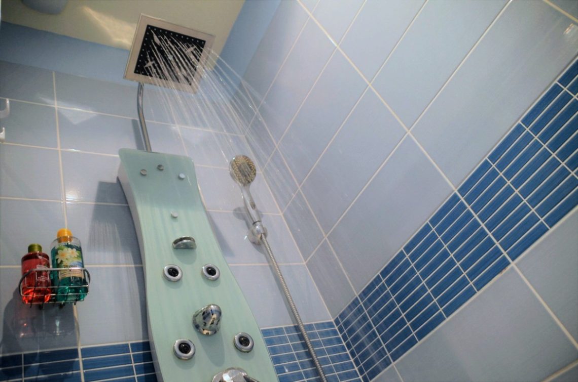 chambre d'hôtes Le Repos du Turbot, salle de bains avec double vasque et douche à jets