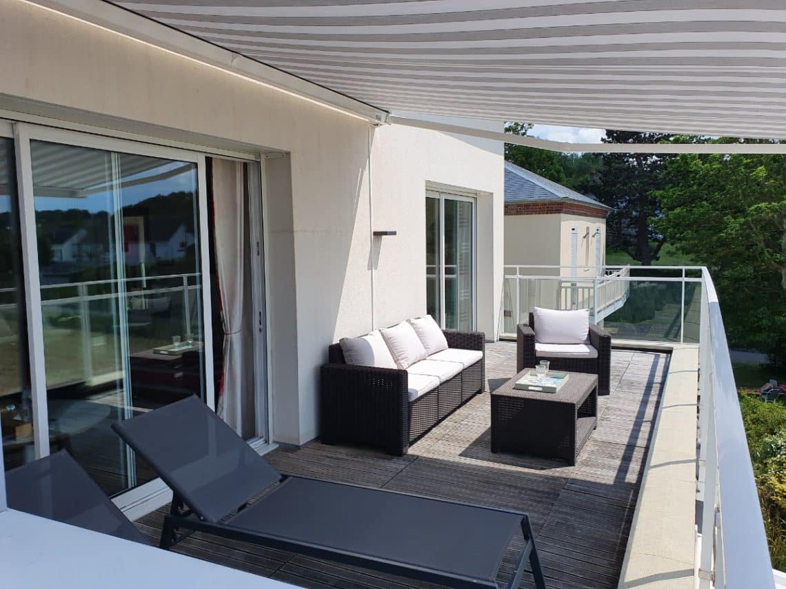 Terrasse privative vue mer de la chambre d'hôtes La Sole sous le Parasol salon de jardin et transats